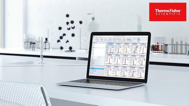 科学实验室与笔记本电脑桌子上展示研究成果